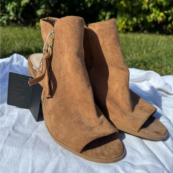 Beige Heels BRAND NEW - Picture 3 of 4